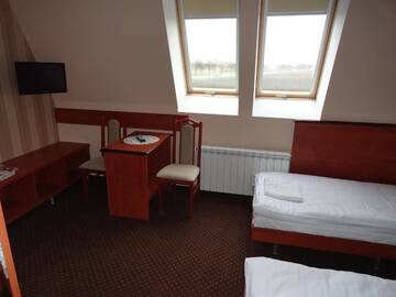 Фото номера Двухместный номер с 1 кроватью и собственной ванной комнатой Отель Hotel Wielkopolanka г. Сьрода-Велькопольска 2