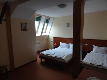 Фото номера Трехместный номер с ванной комнатой Отель Hotel Wielkopolanka г. Сьрода-Велькопольска 2