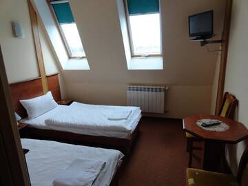 Фото номера Двухместный номер с 1 кроватью и собственной ванной комнатой Отель Hotel Wielkopolanka г. Сьрода-Велькопольска 5